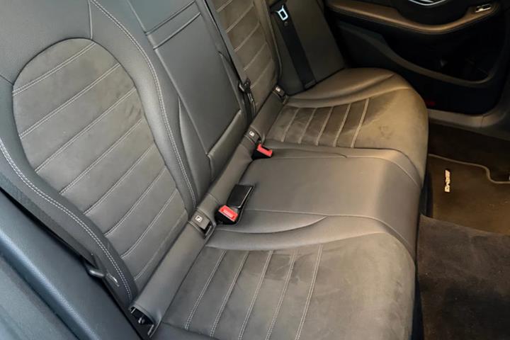 Grå Mercedes C200 fra 2020
