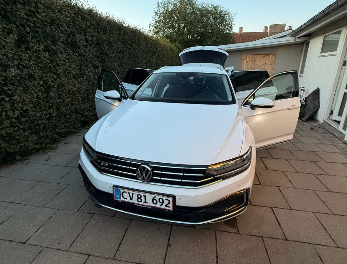 Hvid VW Passat fra 2020