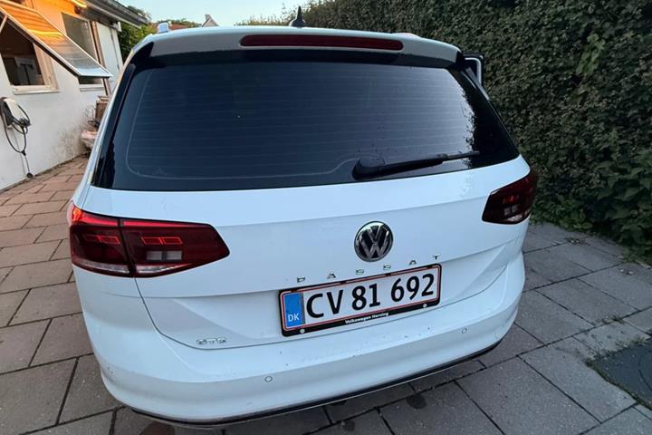 Hvid VW Passat fra 2020