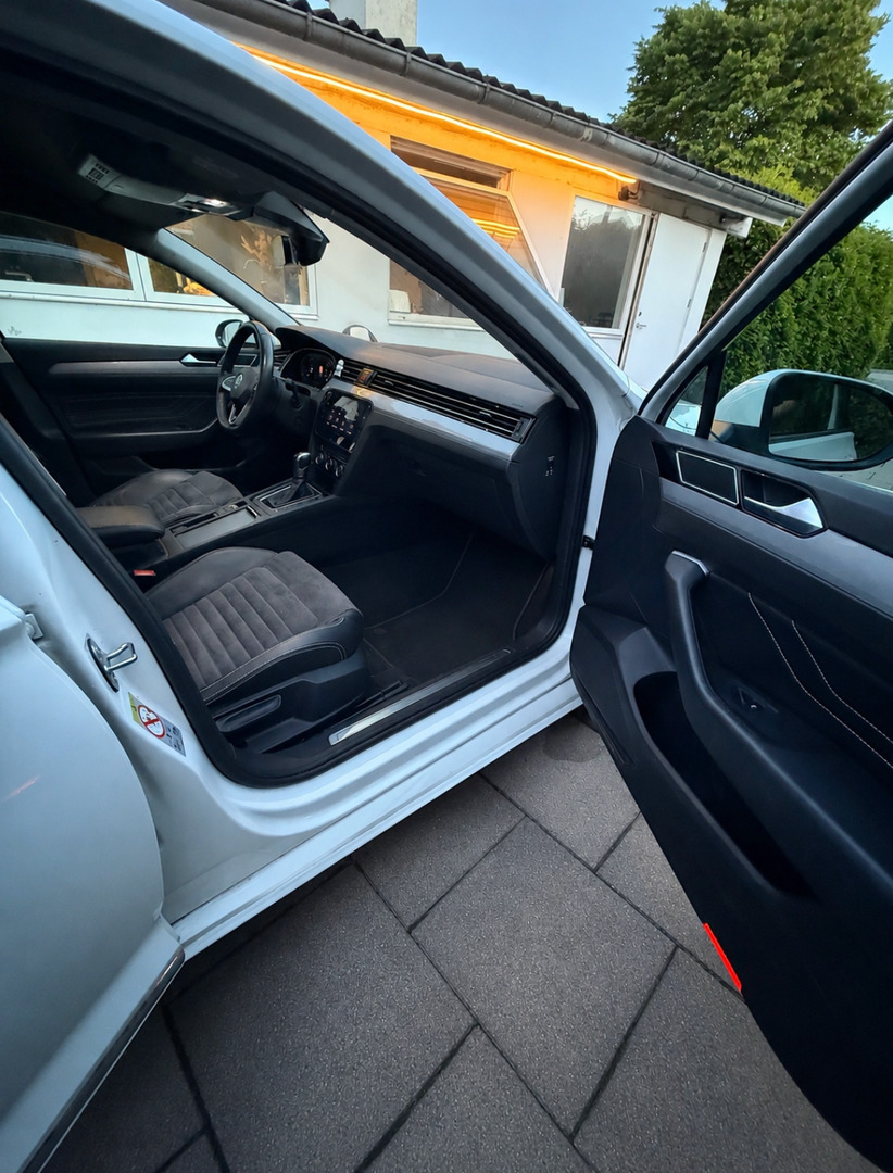 Hvid VW Passat fra 2020