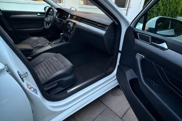 Hvid VW Passat fra 2020