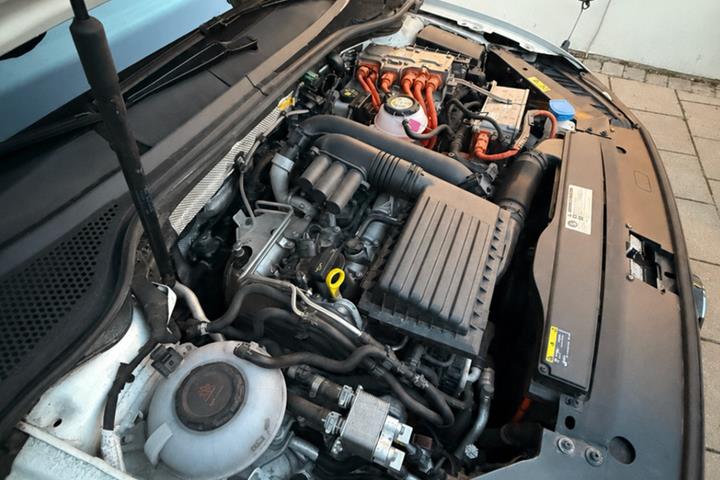 Hvid VW Passat fra 2020