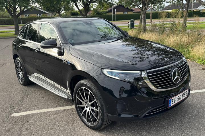 Sort Mercedes EQC400 fra 2023 set udefra