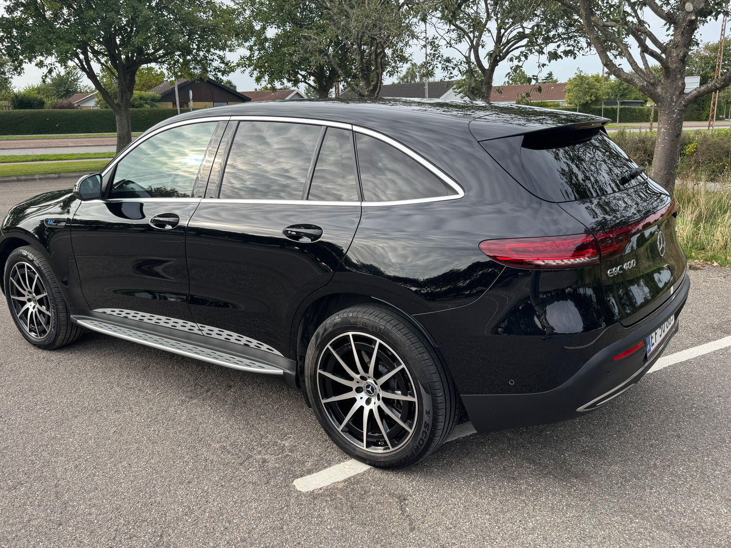 Sort Mercedes EQC400 fra 2023