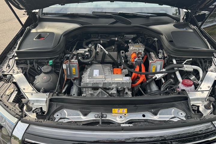 Sort Mercedes EQC400 fra 2023