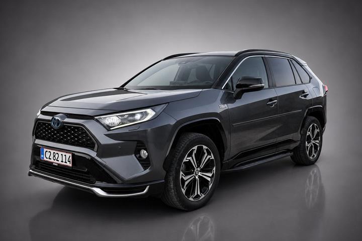 Grå Toyota RAV4 fra 2021 set udefra