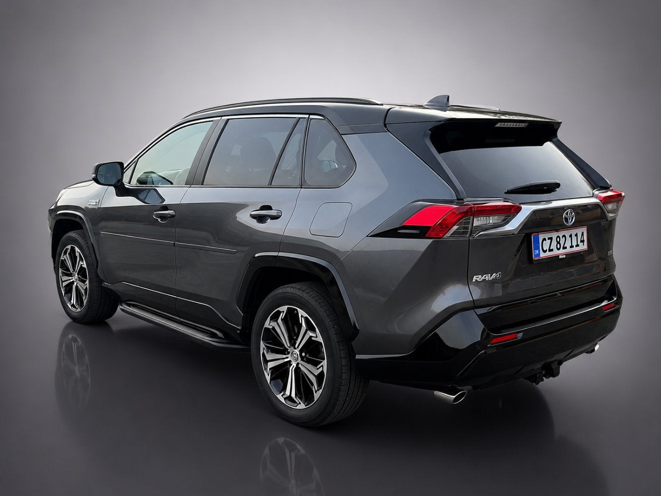 Grå Toyota RAV4 fra 2021