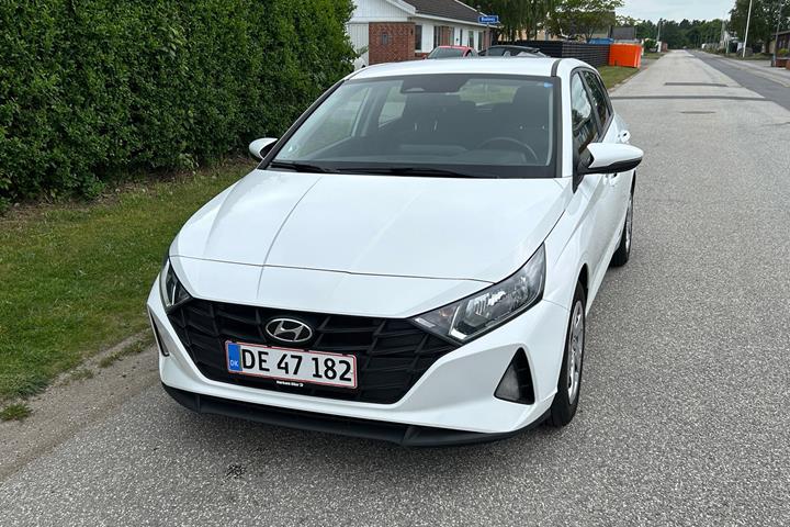 Hvid Hyundai i20 fra 2022 set udefra