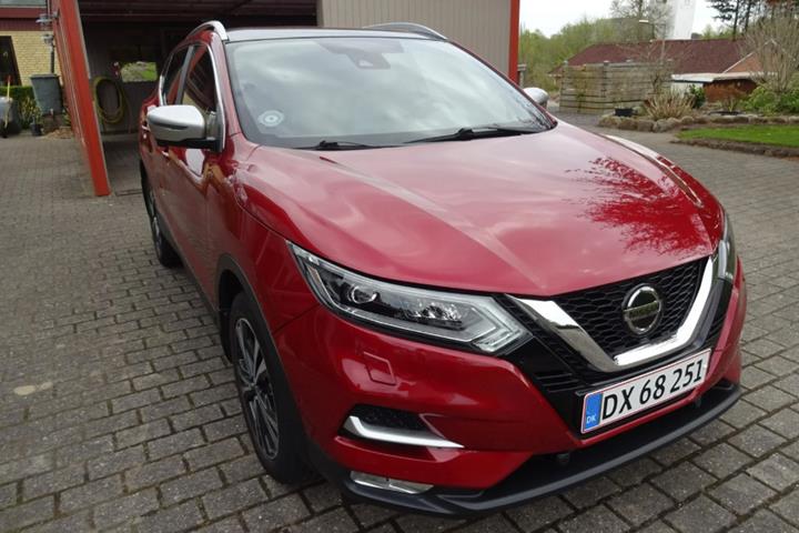 Rød Nissan Qashqai fra 2018