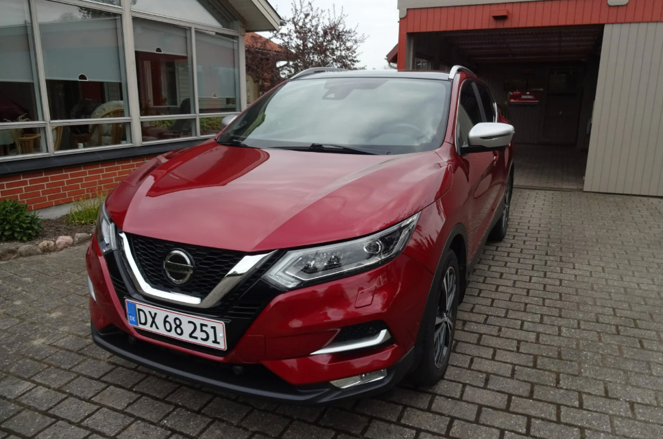 Rød Nissan Qashqai fra 2018