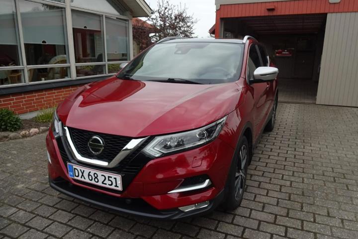 Rød Nissan Qashqai fra 2018