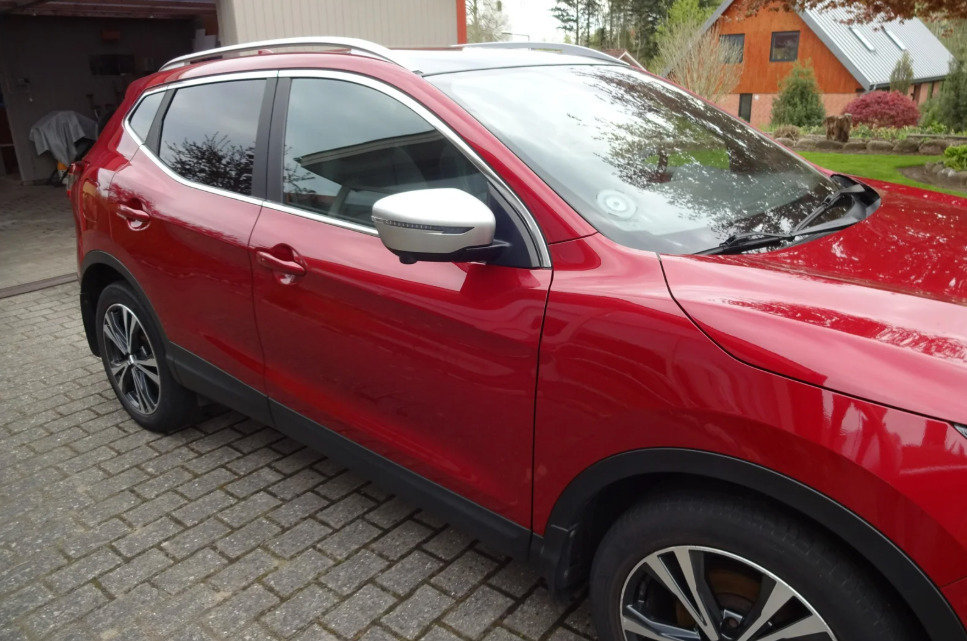 Rød Nissan Qashqai fra 2018