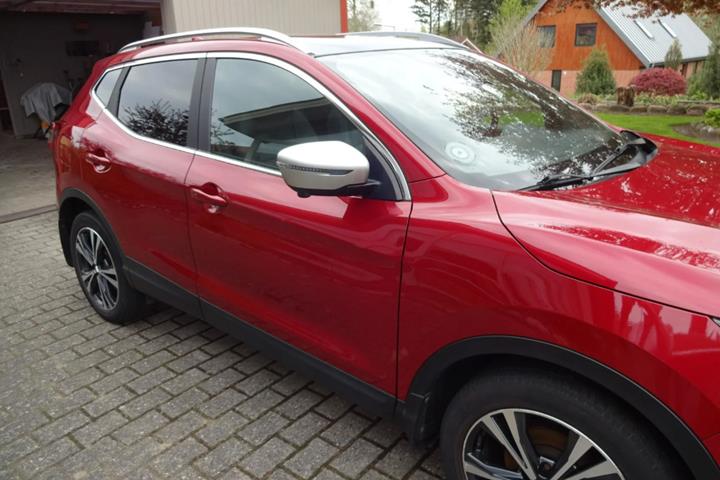 Rød Nissan Qashqai fra 2018