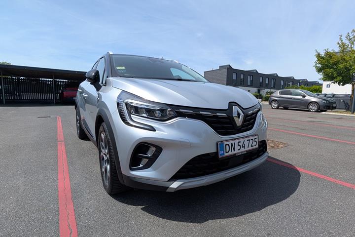 Grå Renault Captur fra 2021
