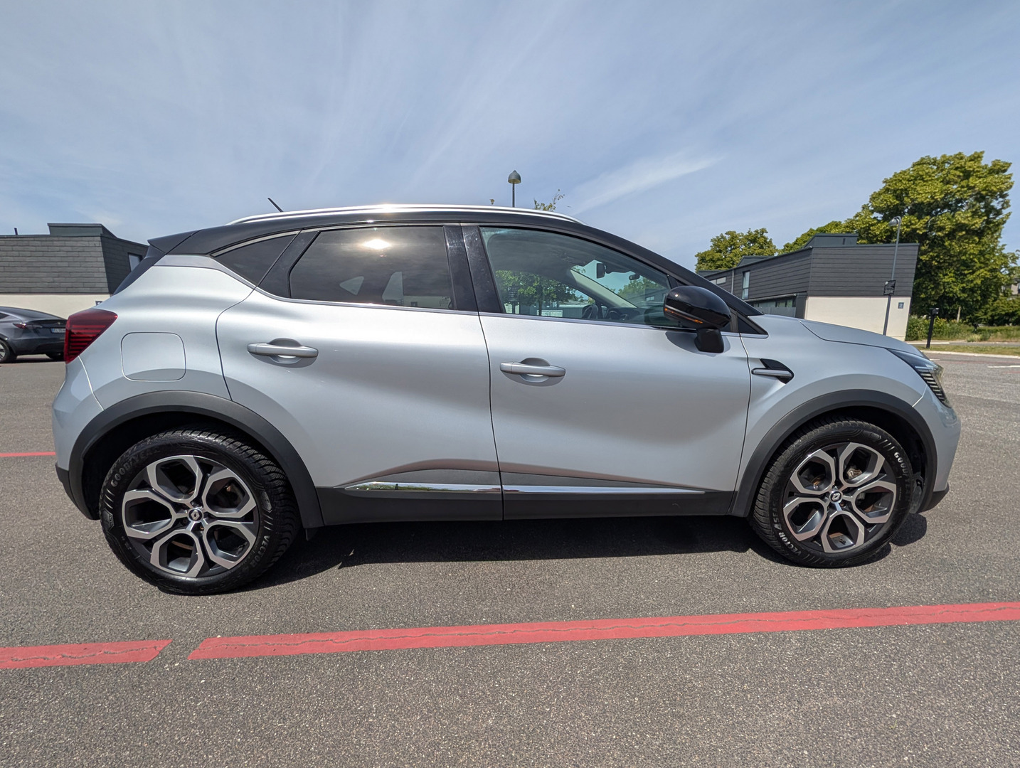 Grå Renault Captur fra 2021