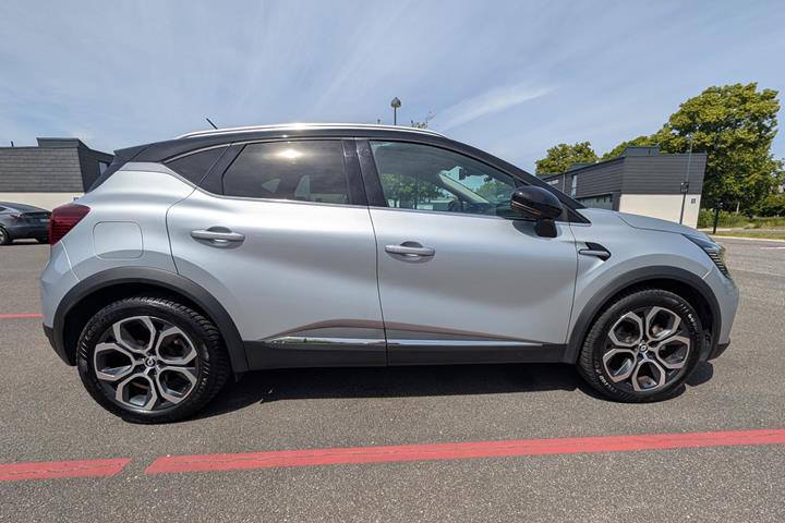Grå Renault Captur fra 2021