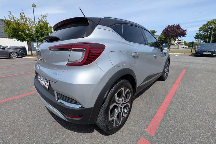 Grå Renault Captur fra 2021
