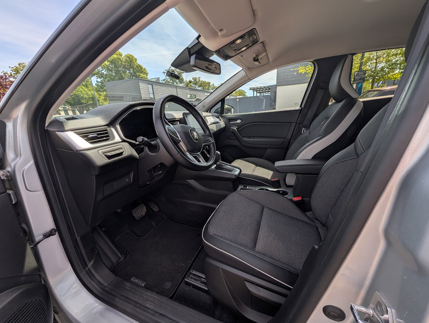 Grå Renault Captur fra 2021