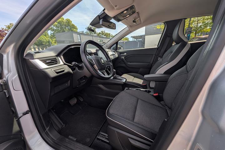 Grå Renault Captur fra 2021