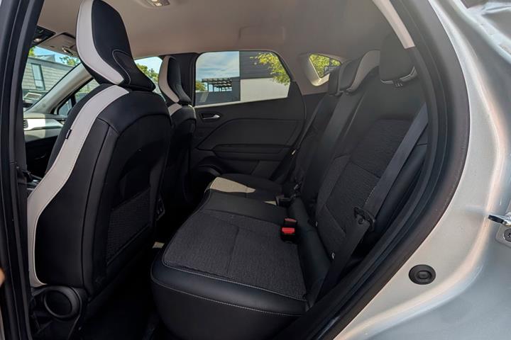 Grå Renault Captur fra 2021