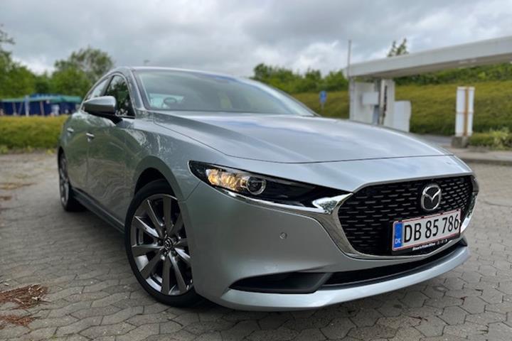 Grå Mazda 3 fra 2020 set udefra