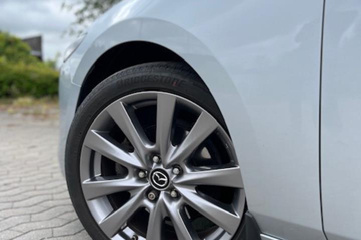 Grå Mazda 3 fra 2020