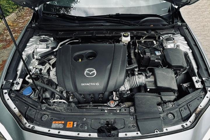 Grå Mazda 3 fra 2020