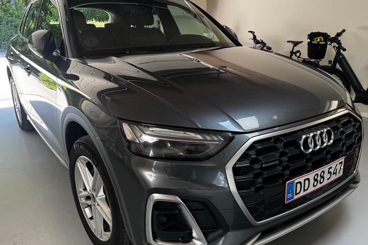Grå Audi Q5 fra 2021 set udefra