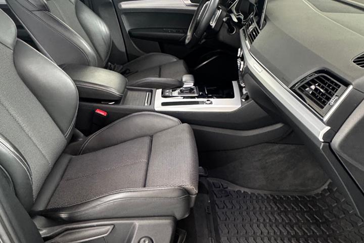 Grå Audi Q5 fra 2021