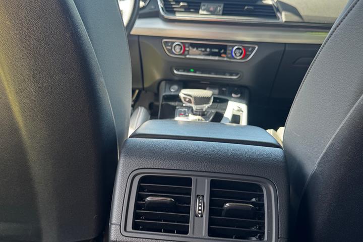 Grå Audi Q5 fra 2021