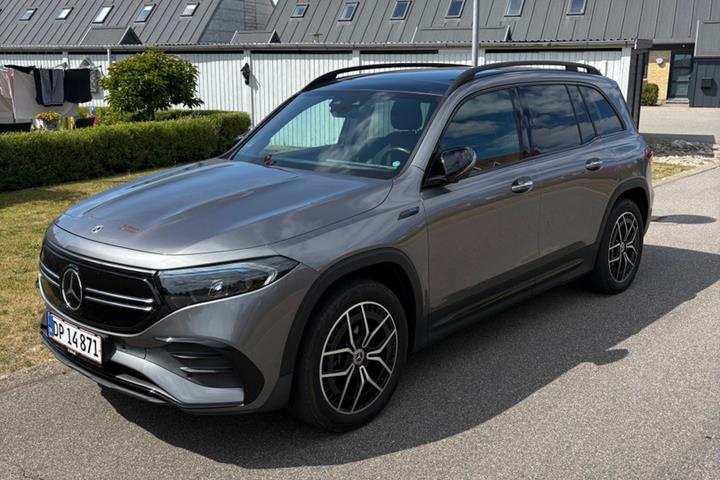 Grå Mercedes EQB300 fra 2022 set udefra