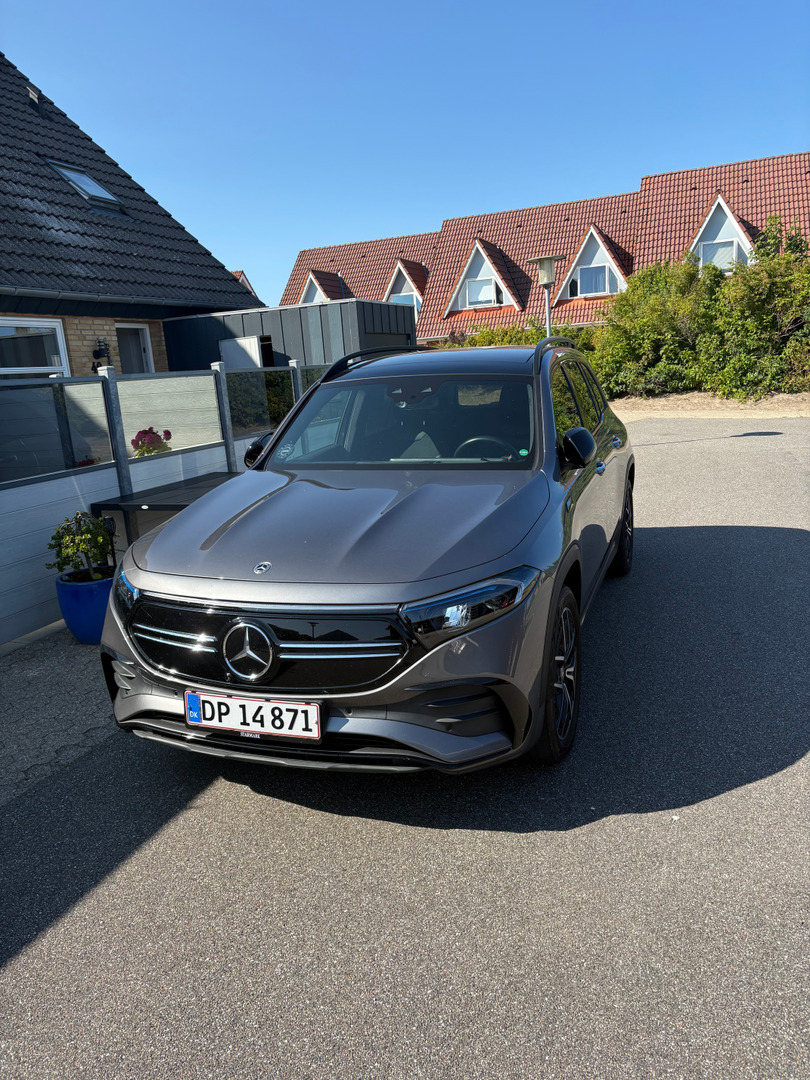 Grå Mercedes EQB300 fra 2022