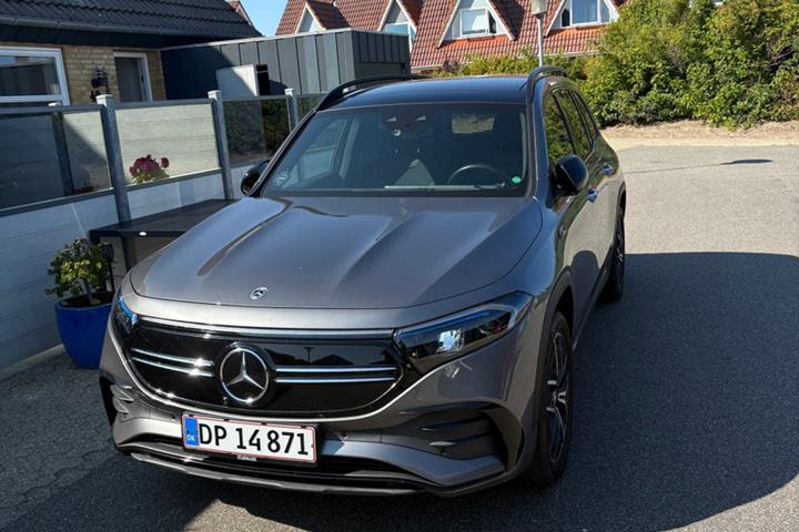 Grå Mercedes EQB300 fra 2022