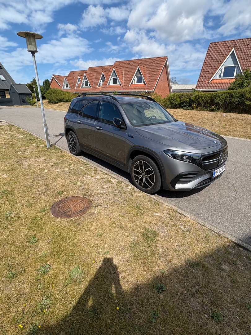Grå Mercedes EQB300 fra 2022
