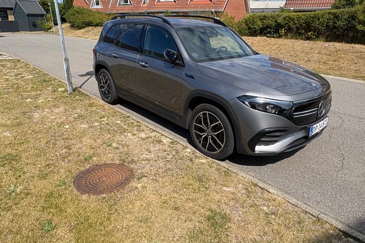 Grå Mercedes EQB300 fra 2022