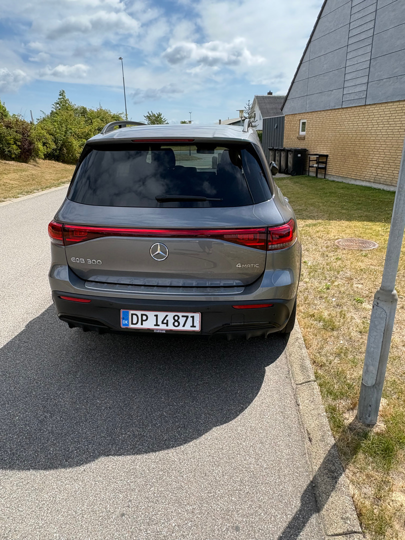 Grå Mercedes EQB300 fra 2022