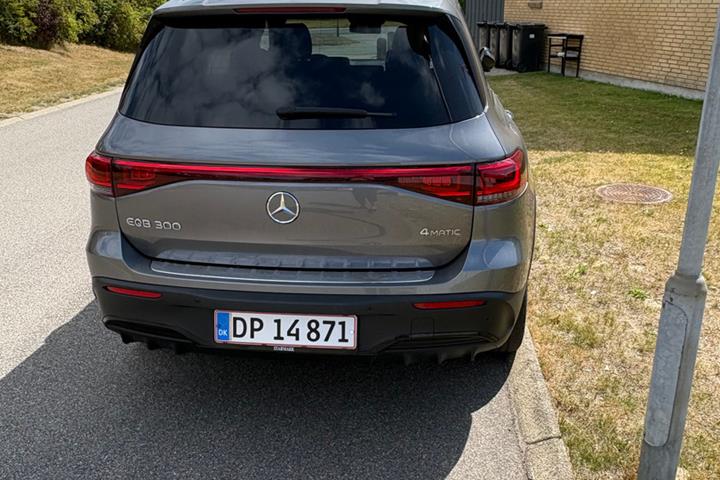 Grå Mercedes EQB300 fra 2022