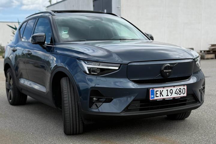 Blå Volvo EX40 fra 2025 set udefra