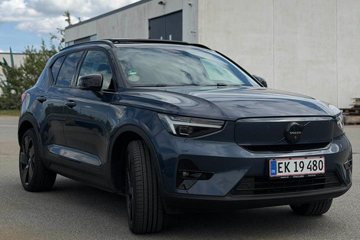 Blå Volvo EX40 fra 2025