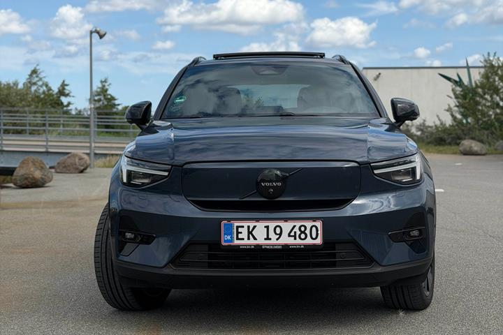 Blå Volvo EX40 fra 2025