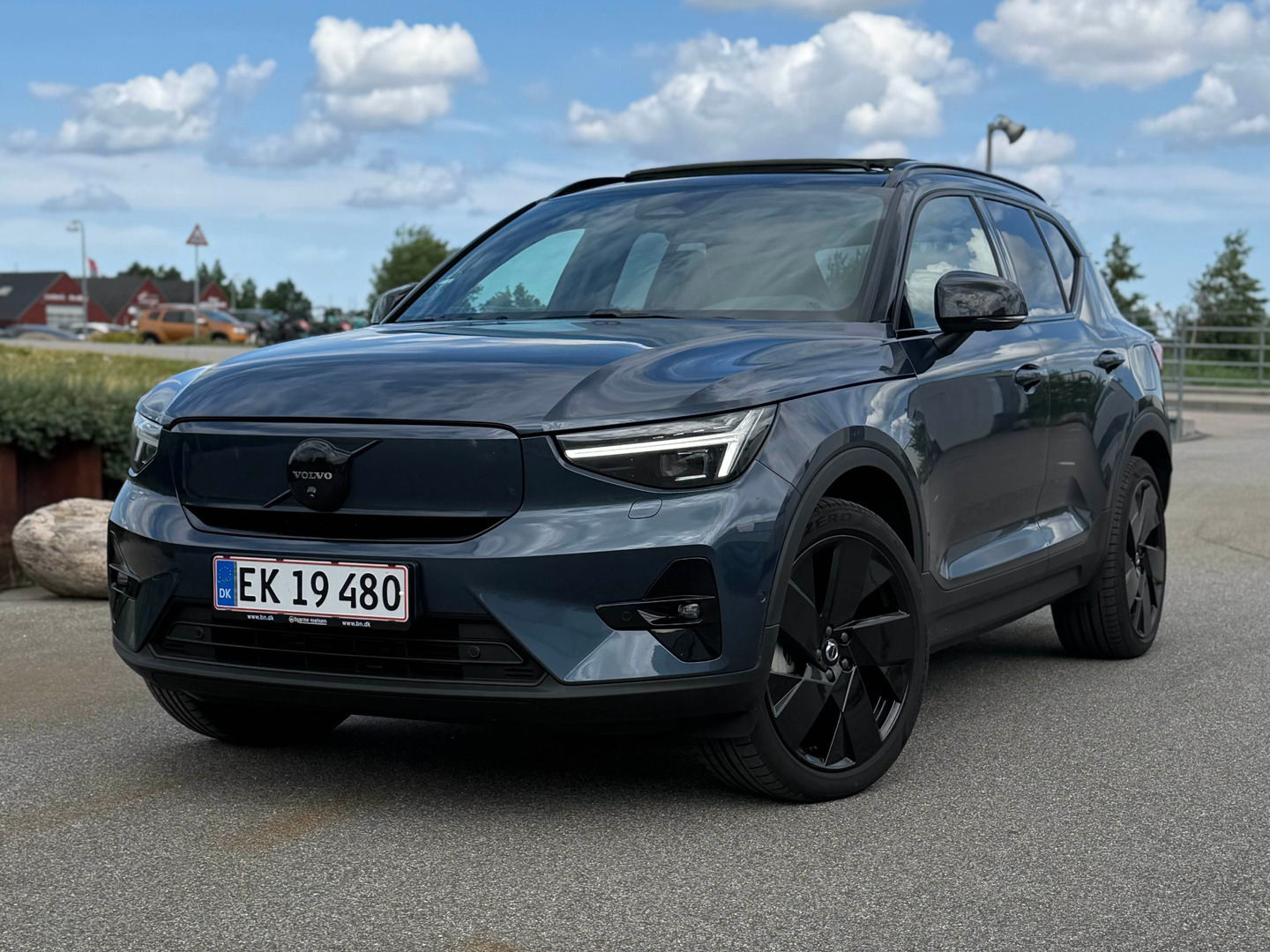 Blå Volvo EX40 fra 2025