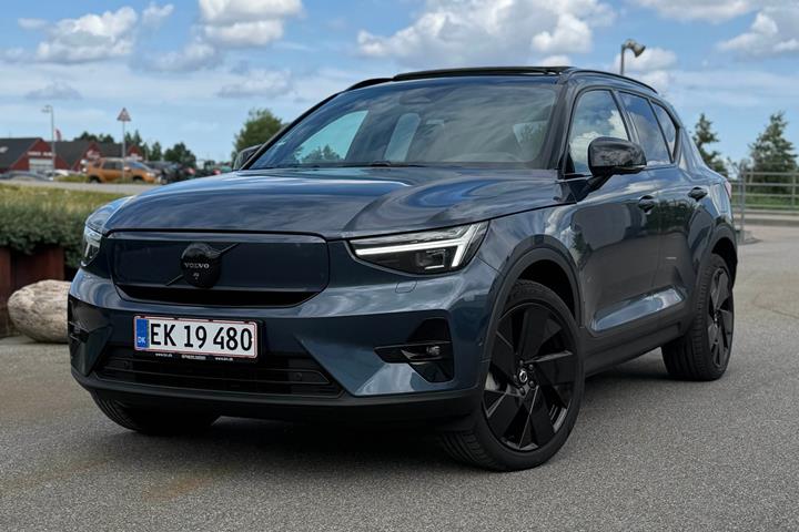 Blå Volvo EX40 fra 2025