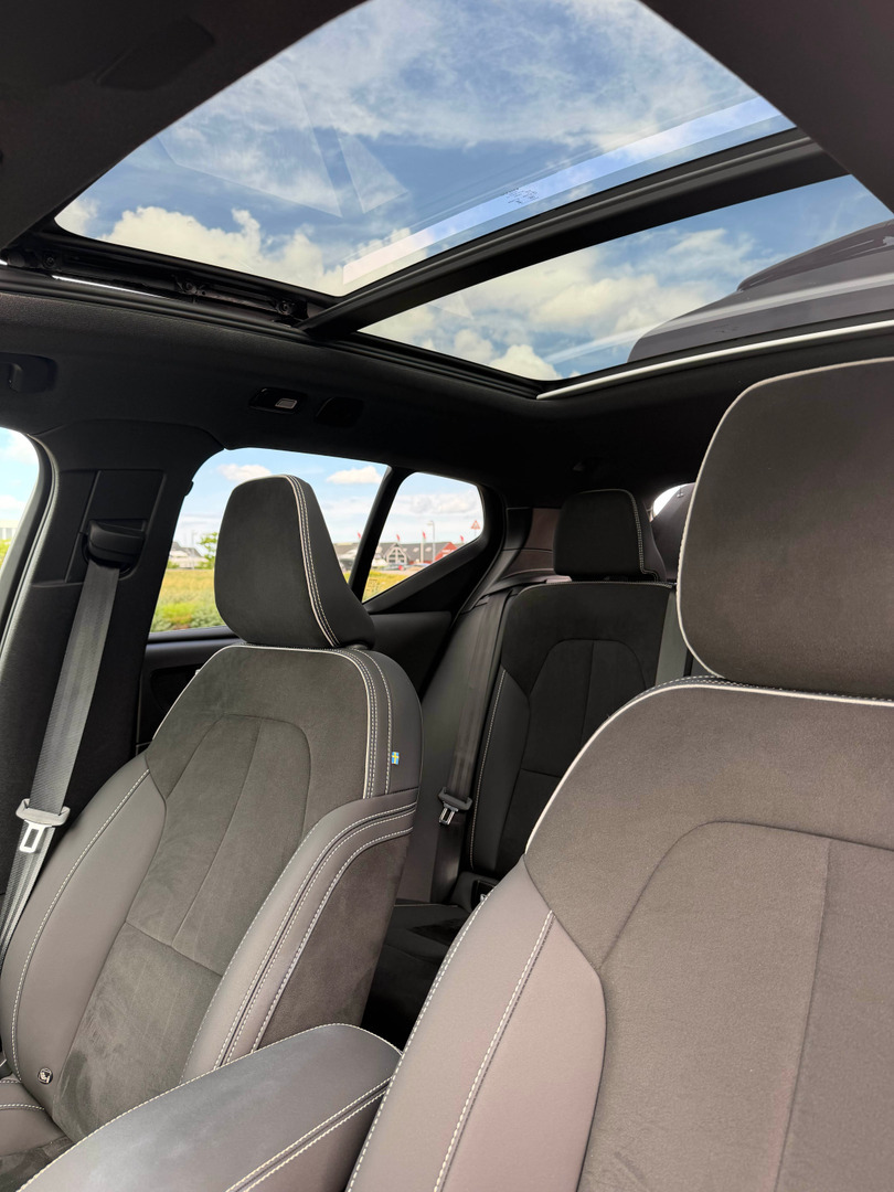 Blå Volvo EX40 fra 2025