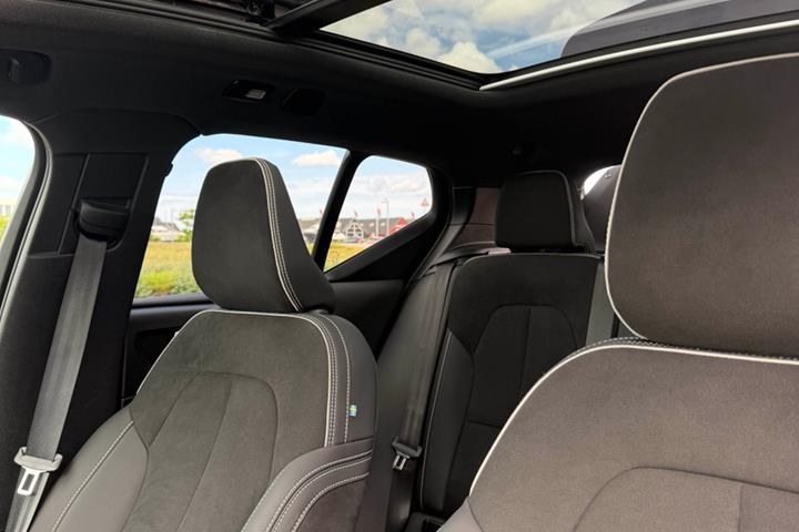 Blå Volvo EX40 fra 2025
