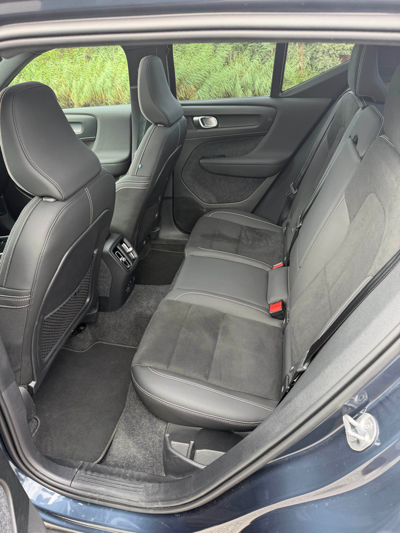 Blå Volvo EX40 fra 2025