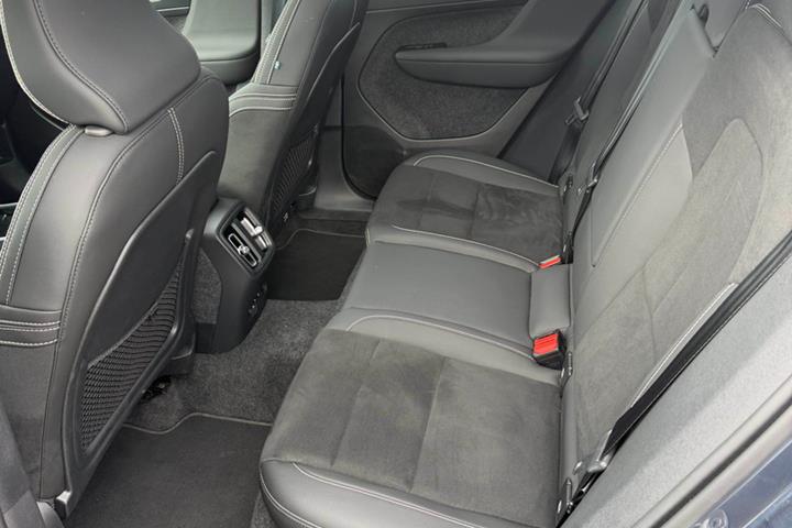 Blå Volvo EX40 fra 2025
