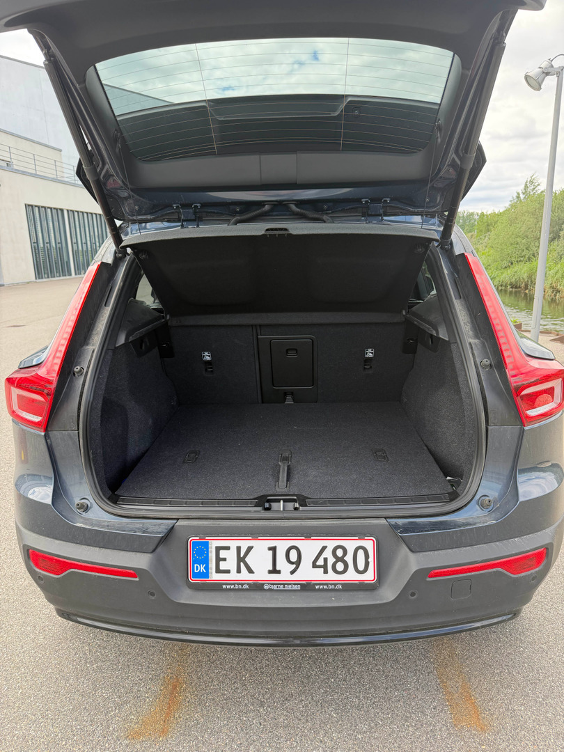 Blå Volvo EX40 fra 2025