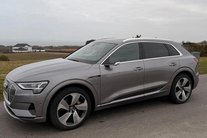 Grå Audi e-tron fra 2020 set udefra