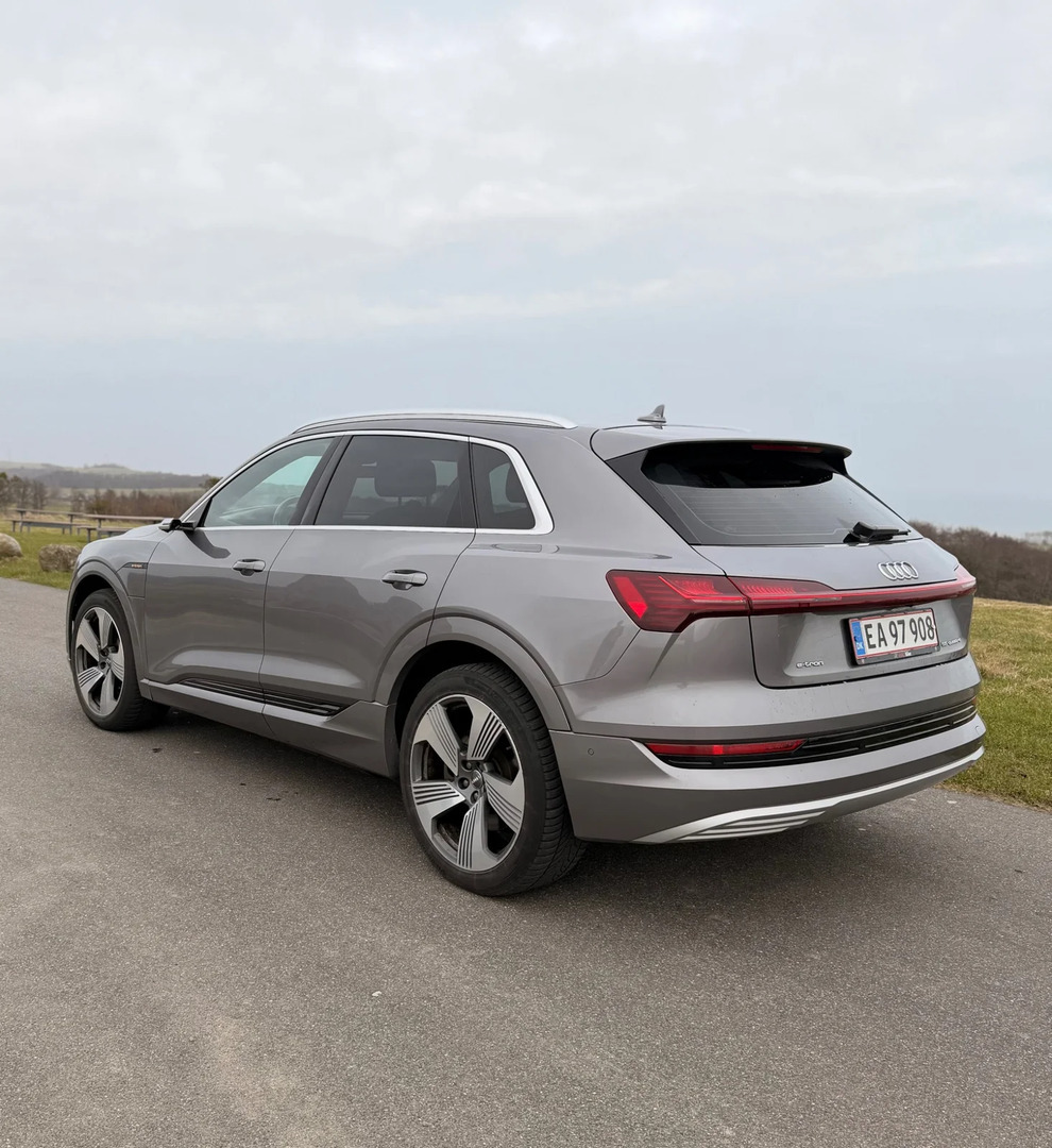 Grå Audi e-tron fra 2020