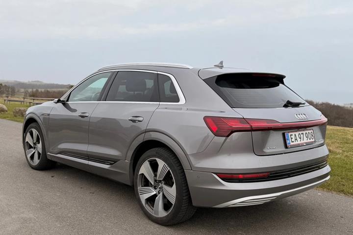 Grå Audi e-tron fra 2020